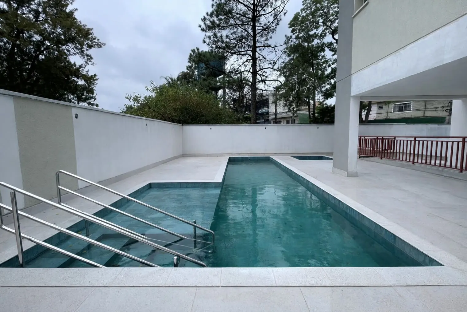 Piscina do Edifício SPOT pronta