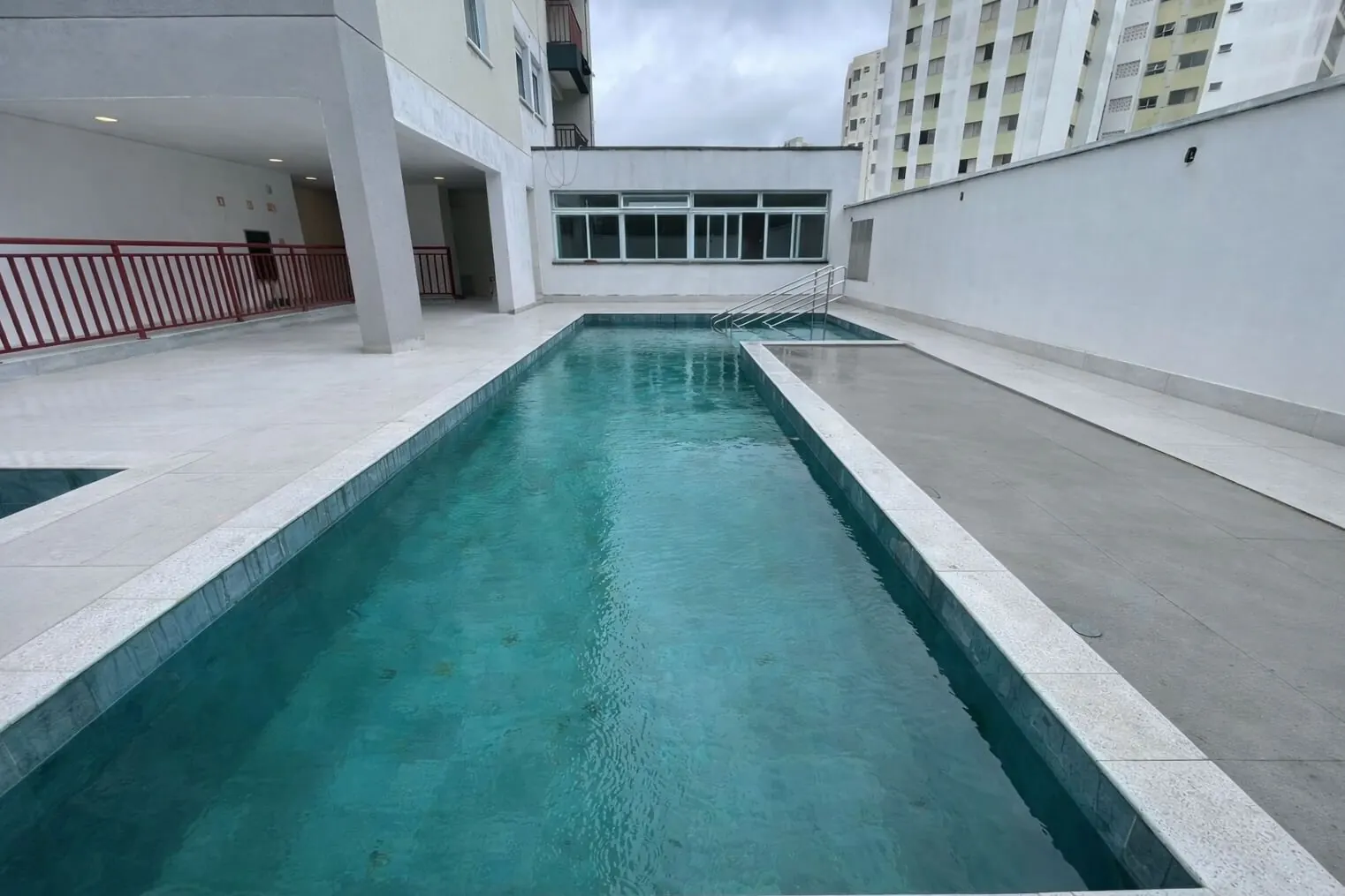 Piscina adulto do Edifício SPOT pronta